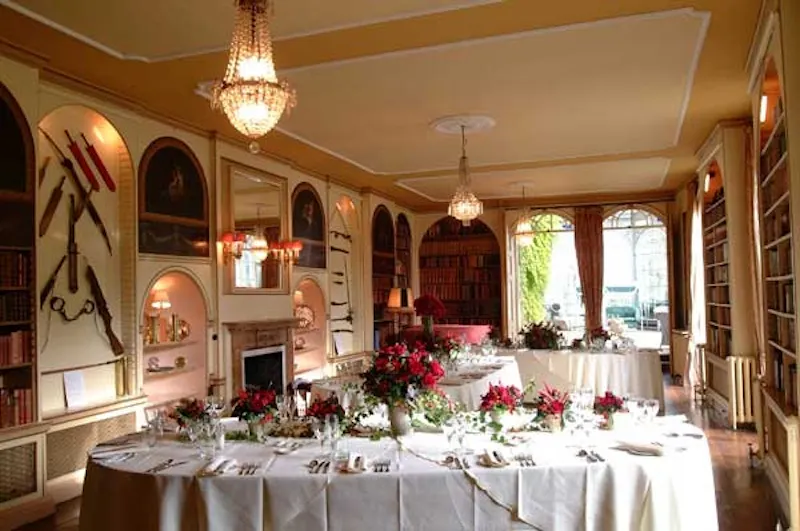 Dining room at Palladian stately in Winchester, A151 (photo 12)