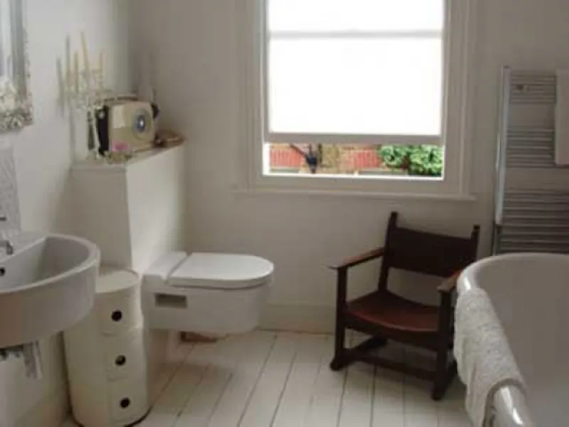 Bathroom at Semi-detached home in Dulwich, E295 (photo 9)
