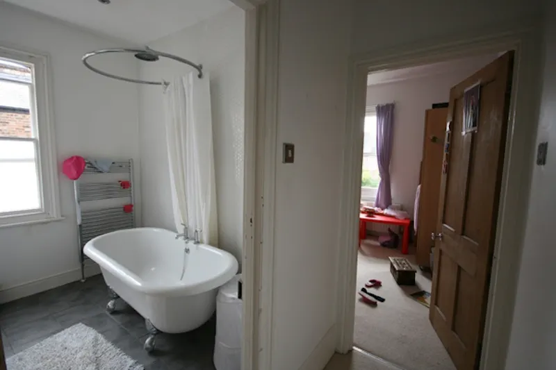 Bath - rolltop at Semi-detached home in Dulwich, E295 (photo 10)