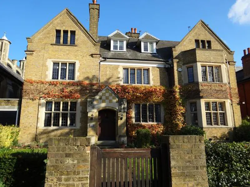 Homely Ealing vicarage, B868 (photo 1)