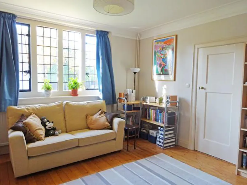 Homely Ealing vicarage, B868 (photo 5)