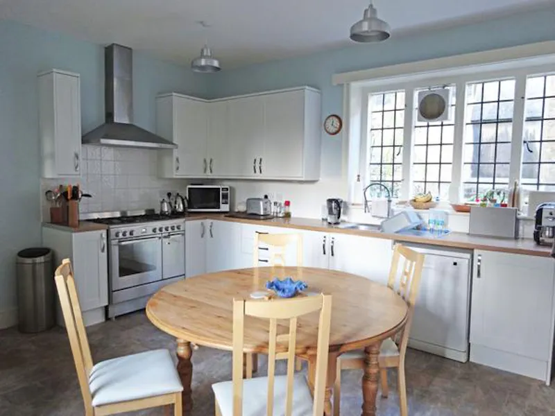 Homely Ealing vicarage, B868 (photo 8)