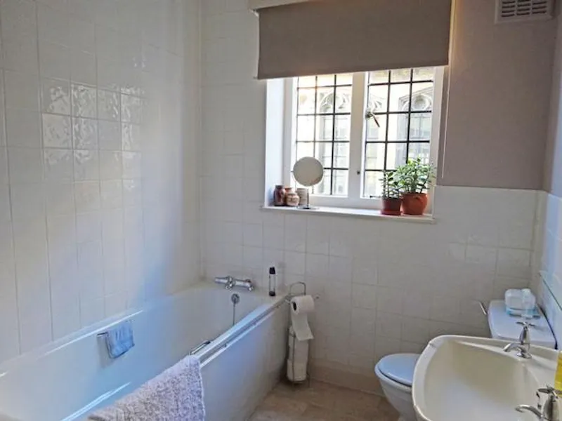 Bathroom at Homely Ealing vicarage, B868 (photo 21)