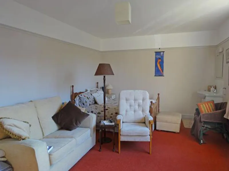 Homely Ealing vicarage, B868 (photo 25)