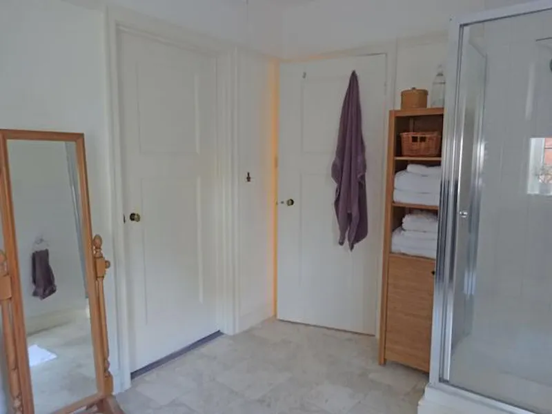 Shower at Homely Ealing vicarage, B868 (photo 31)