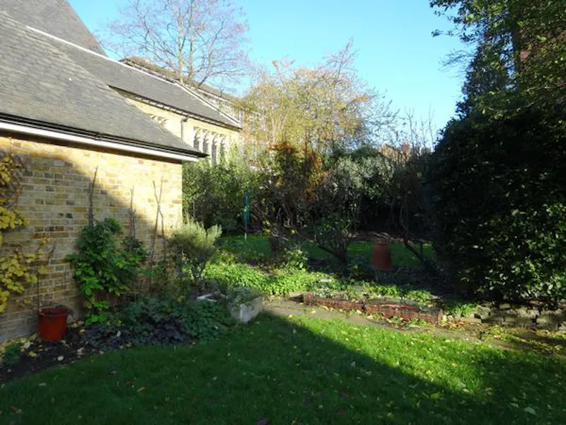 Homely Ealing vicarage, B868 (photo 45)