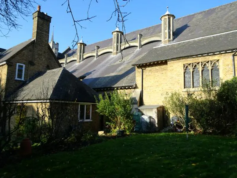 Homely Ealing vicarage, B868 (photo 47)