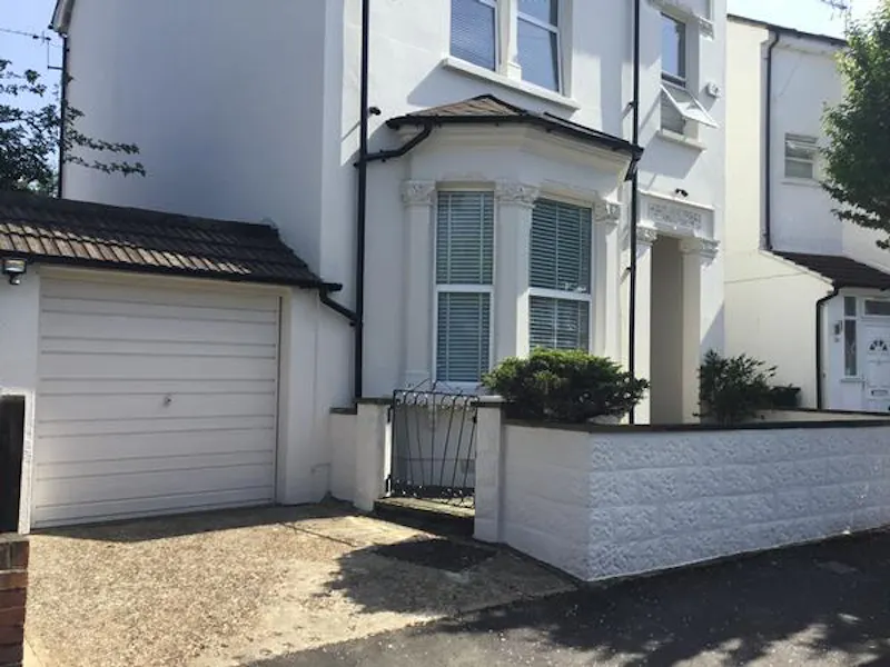 Driveway at Film location B781 in Surrey (photo 3)