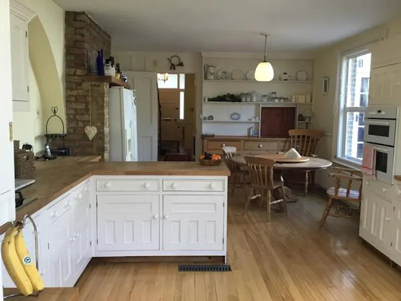 Kitchen at Film location B781 in Surrey (photo 5)