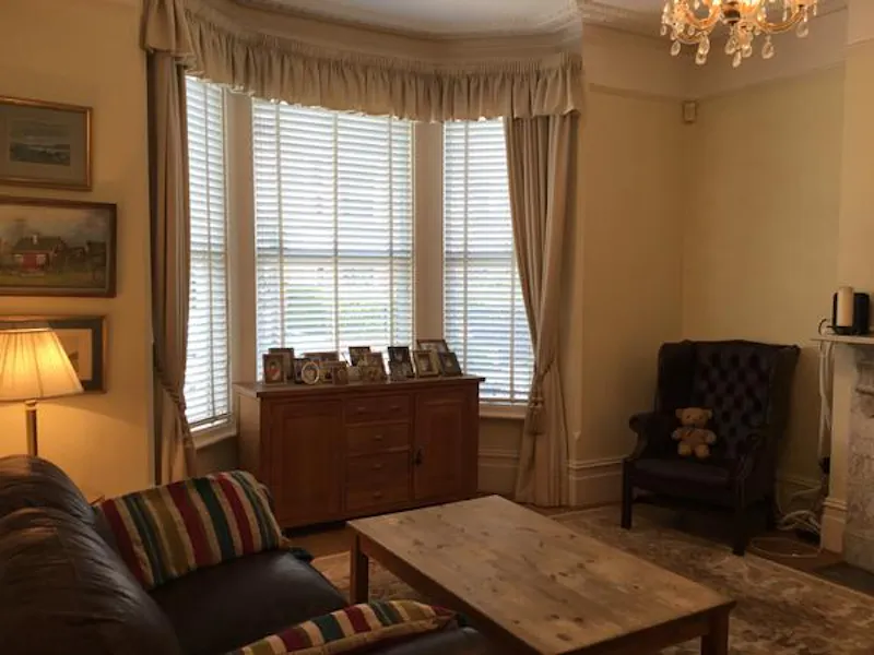 Living Room at Film location B781 in Surrey (photo 13)