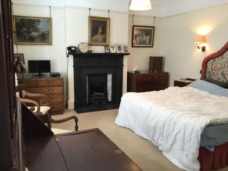 Bedroom at Film location B781 in Surrey (photo 42)