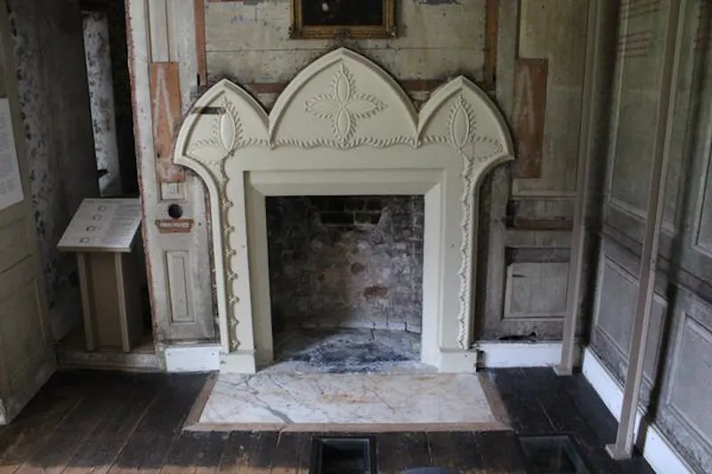 Fireplace at Gothic house in Twickenham, A34 (photo 19)