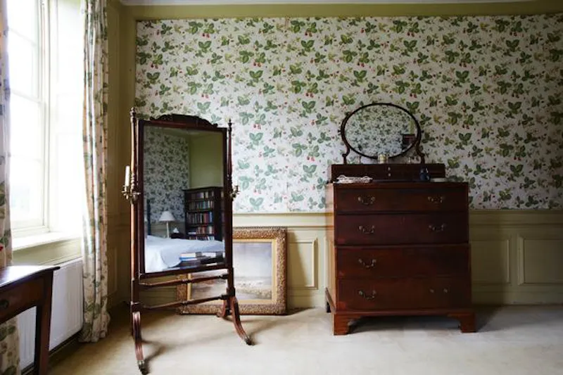Wallpaper at Grand manor house in Benington, A146 (photo 33)