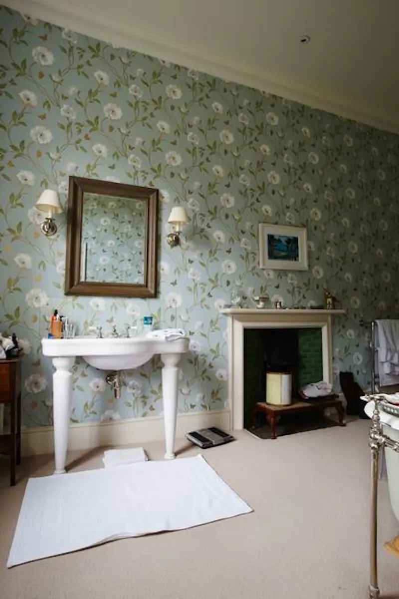 Bathroom at Grand manor house in Benington, A146 (photo 36)