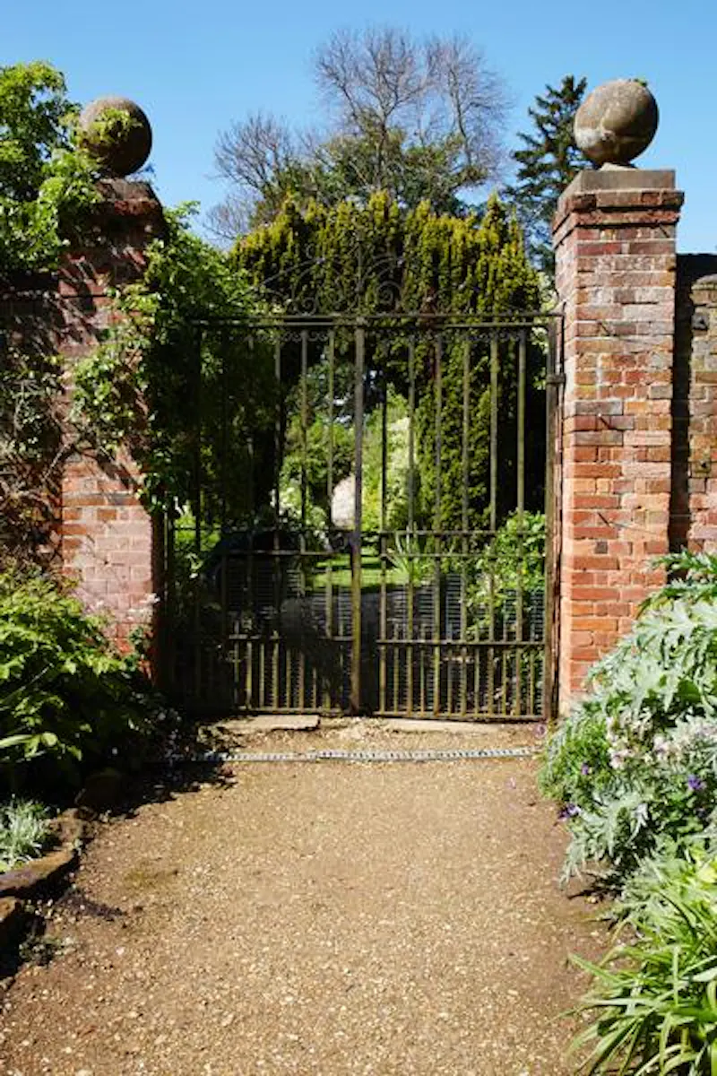 Gate at Grand manor house in Benington, A146 (photo 99)