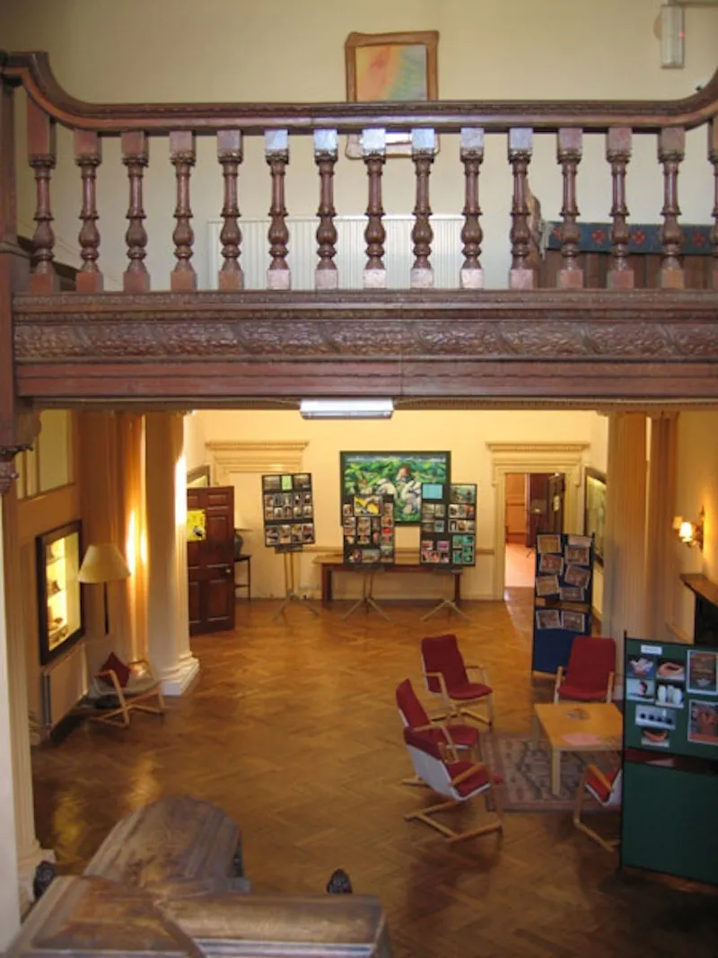 Entrance hall at Film location J206 in East Sussex (photo 7)
