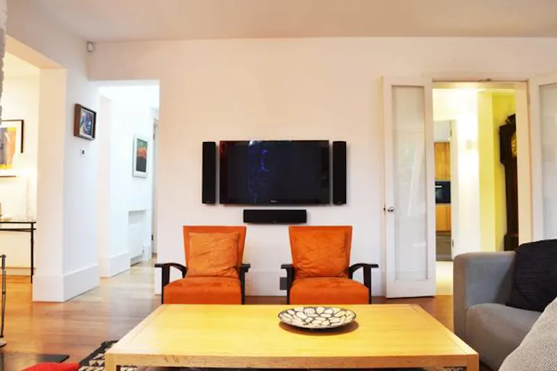 Bright, colourful Ealing house, B1483 (photo 15)