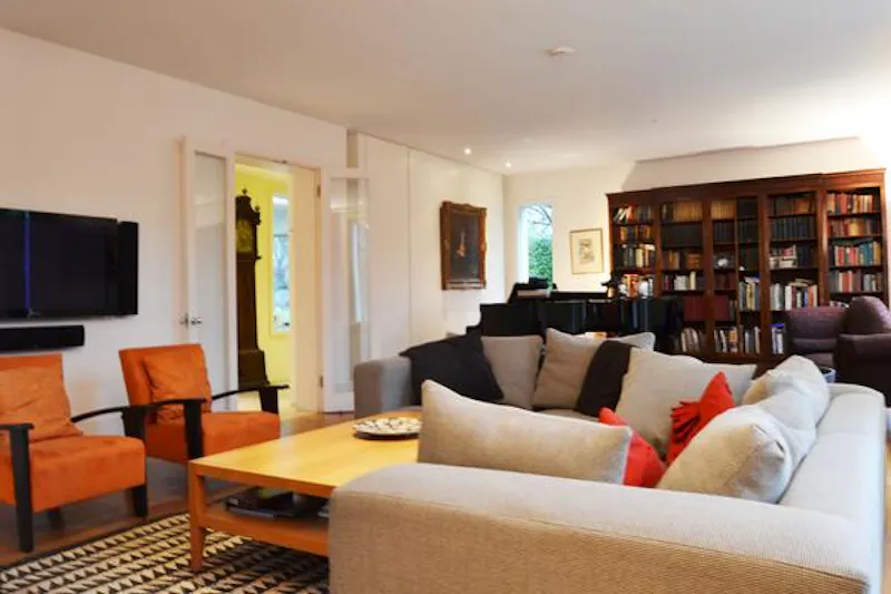 Bright, colourful Ealing house, B1483 (photo 19)