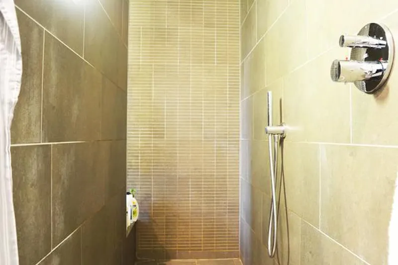 Shower at Bright, colourful Ealing house, B1483 (photo 30)
