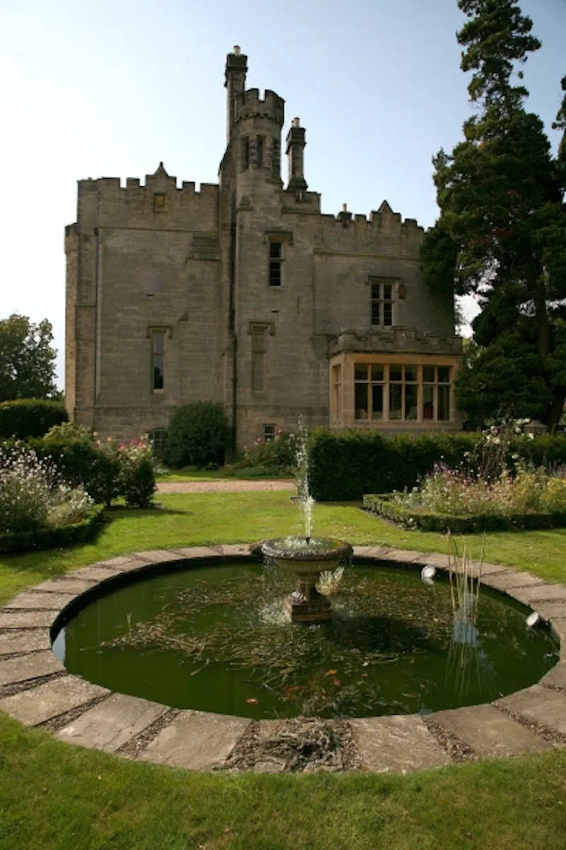 Pond at Beautiful Regency castle , G175 (photo 27)