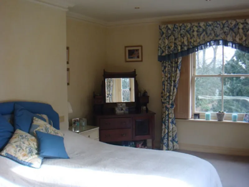 Bedroom at Film location D1280 in Middlesex (photo 31)