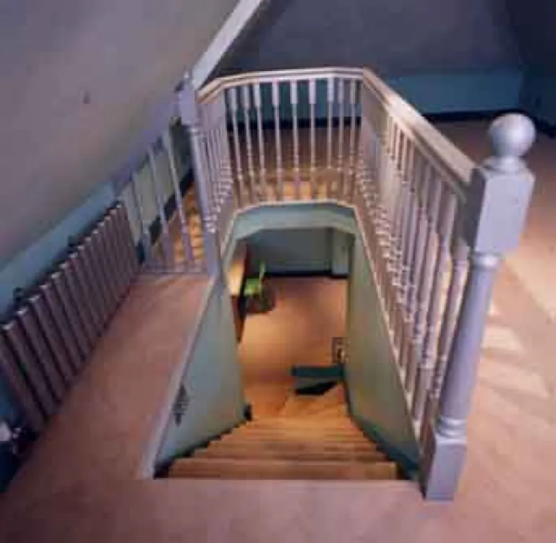 Staircase at Film location D1280 in Middlesex (photo 35)