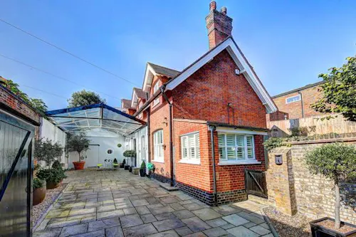 Colourful Wimbledon house , B1083