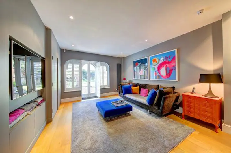 Colourful Wimbledon house , B1083 (photo 2)