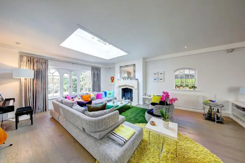 Colourful Wimbledon house , B1083 (photo 3)