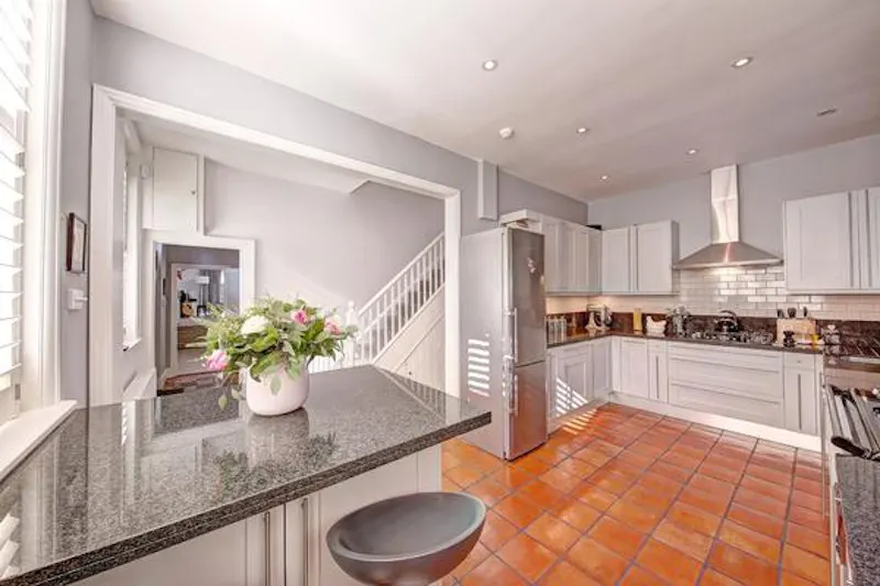 Colourful Wimbledon house , B1083 (photo 9)