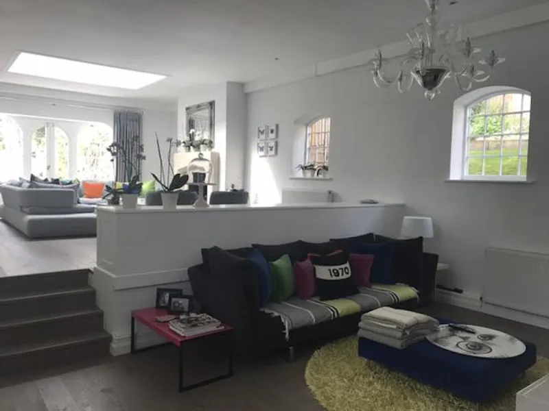 Colourful Wimbledon house , B1083 (photo 14)