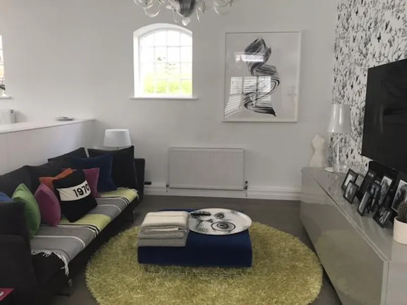 Colourful Wimbledon house , B1083 (photo 15)