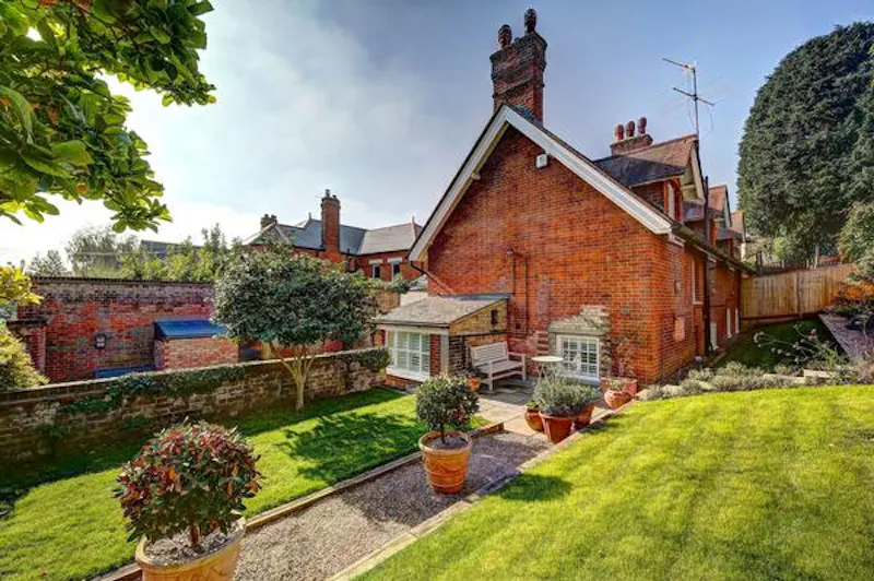 Colourful Wimbledon house , B1083 (photo 18)