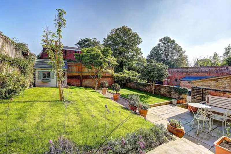 Colourful Wimbledon house , B1083 (photo 19)