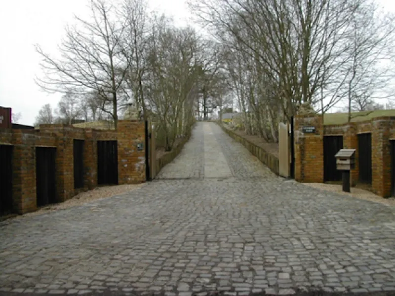 Driveway at Chertsey barn conversion, L591 (photo 6)