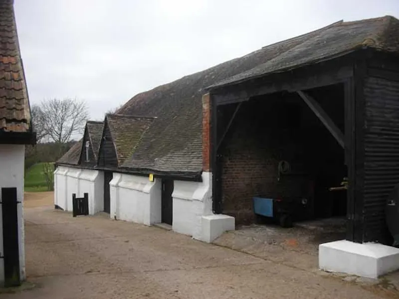 Stable / Outbuildings at Film location L420 in Hertfordshire (photo 10)