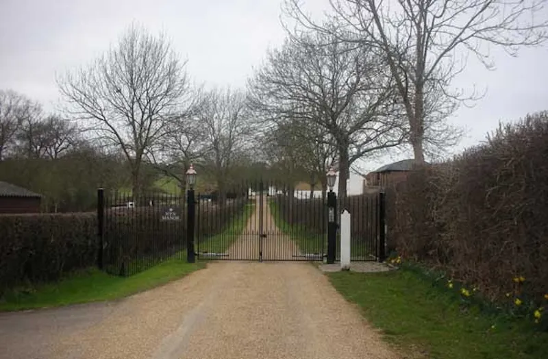 Driveway at Film location L420 in Hertfordshire (photo 16)