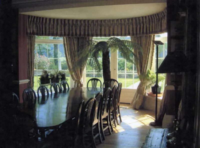 Dining room at Stunning Manor house in Buriton, B1213 (photo 4)
