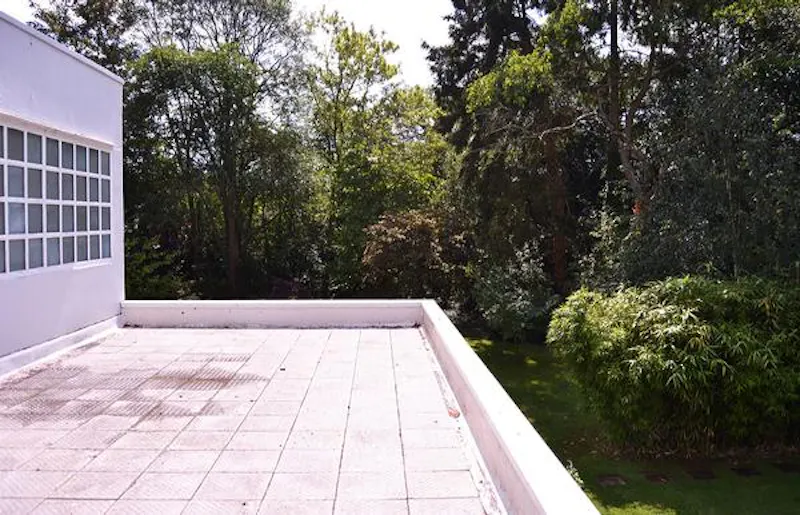 Roof terrace at Hatfield Modernist house, D1382 (photo 37)
