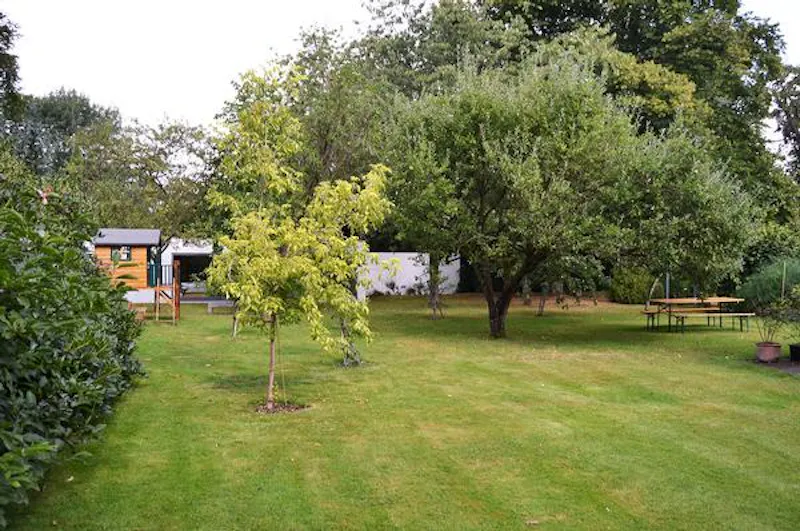 Garden at Hatfield Modernist house, D1382 (photo 65)