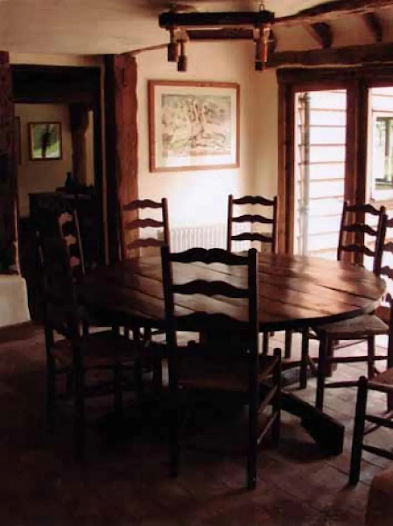 Dining room at Film location D1438 in Surrey (photo 3)