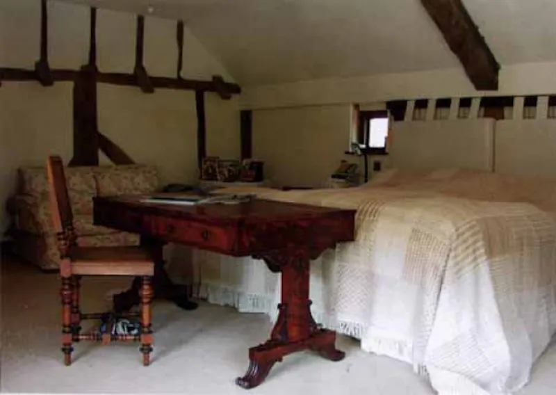Bedroom at Film location D1438 in Surrey (photo 5)