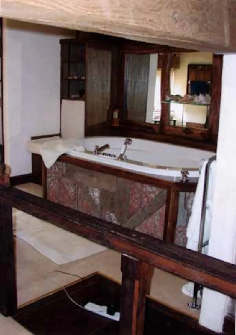 Bathroom at Film location D1438 in Surrey (photo 6)