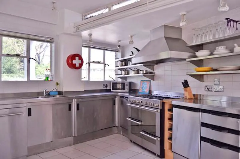 Kitchen at Modernist Sydenham Hill house, D2132 (photo 13)