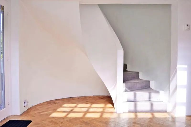 Staircase at Modernist Sydenham Hill house, D2132 (photo 16)