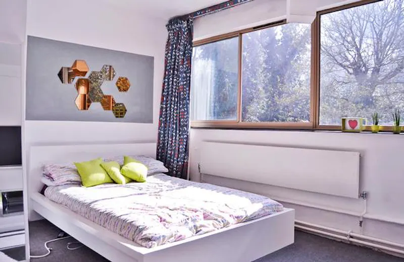 Bedroom at Modernist Sydenham Hill house, D2132 (photo 20)