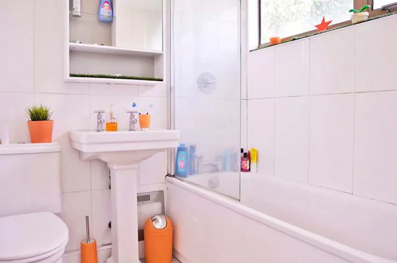 Bathroom at Modernist Sydenham Hill house, D2132 (photo 22)