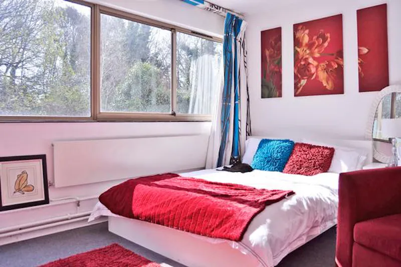 Bedroom at Modernist Sydenham Hill house, D2132 (photo 24)