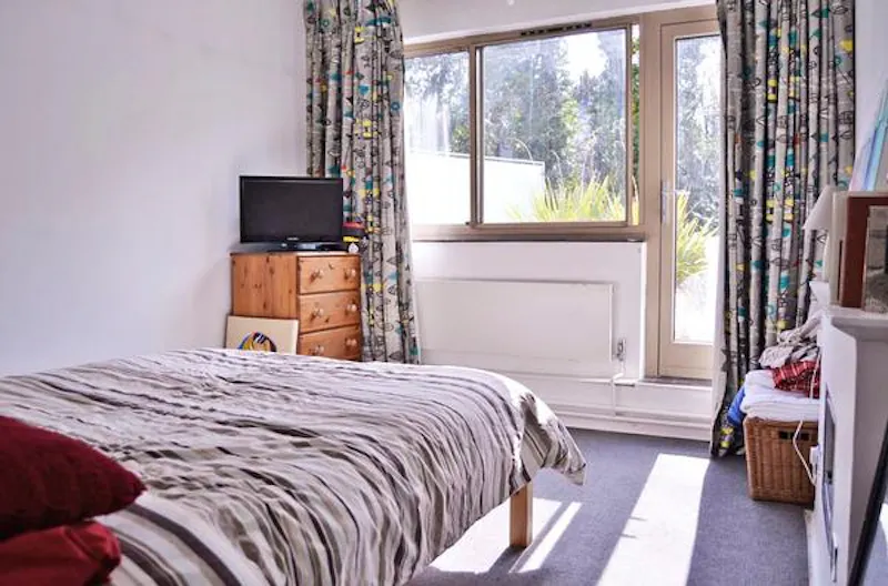 Bedroom at Modernist Sydenham Hill house, D2132 (photo 26)