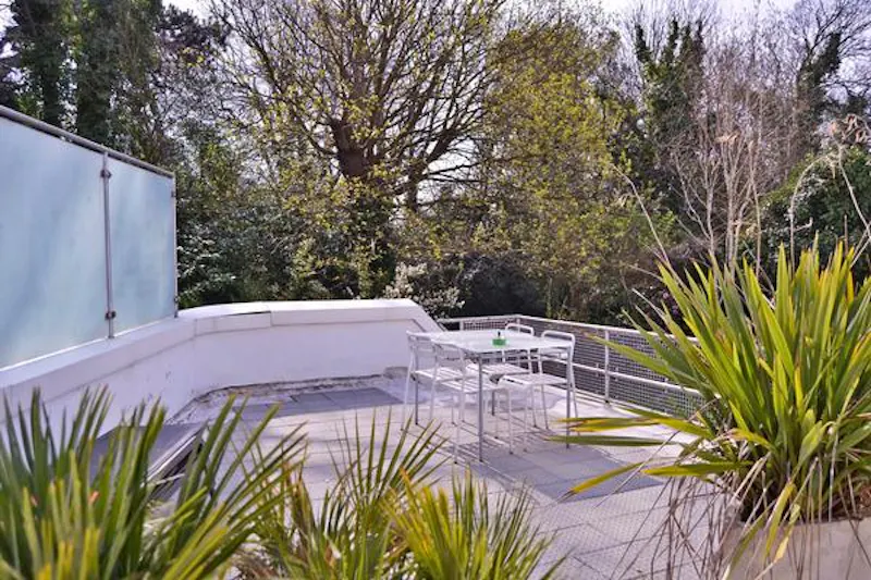 Balcony at Modernist Sydenham Hill house, D2132 (photo 33)